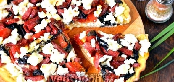 Пицца с сыром Сиртаки, колбасой, базиликом и помидорами