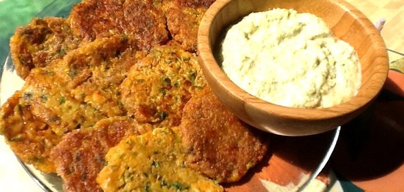 Овощные оладьи со сливочным соусом из брокколи