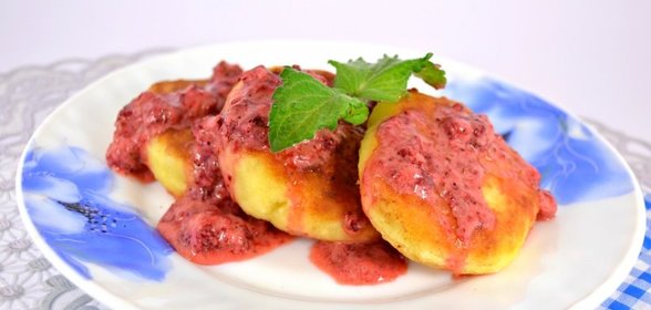 Сырники с овсяными хопьями и клубнично-сметанным соусом