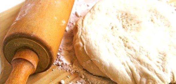 Быстрое тесто для пиццы без дрожжей