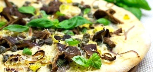 Пицца с базиликом и лесными грибами