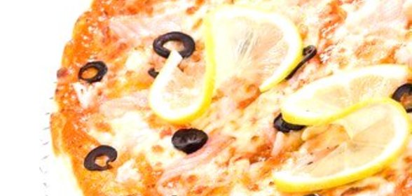 Пицца с жареной рыбой и красной икрой