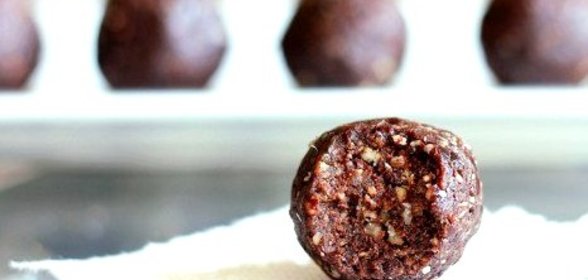 Шарики из фиников с какао-бобами