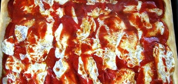 Пицца с моцареллой и томатным соусом