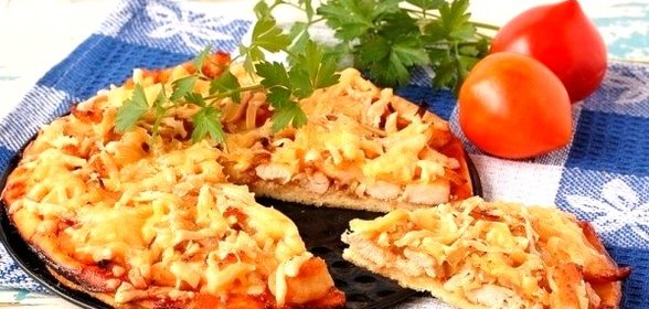 Пицца с курицей и луком