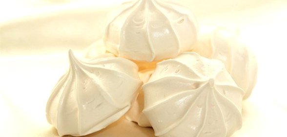 Меренги с лимонным соусом