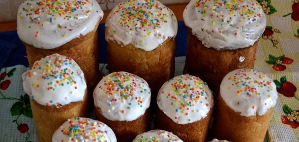 Кулич с изюмом на Пасху