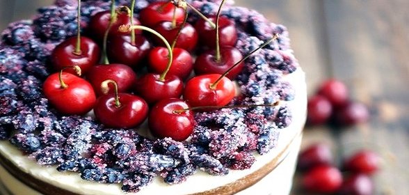 Открытый торт с ягодами