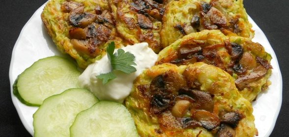 Морковно-кабачковые оладьи с припеком из грибов