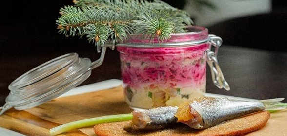 Сельдь под «шубой» с пряной килькой, фаршированной щучьей икрой на чесночном хлебе