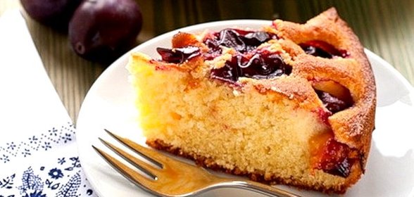 Пирог со сливами в мультиварке