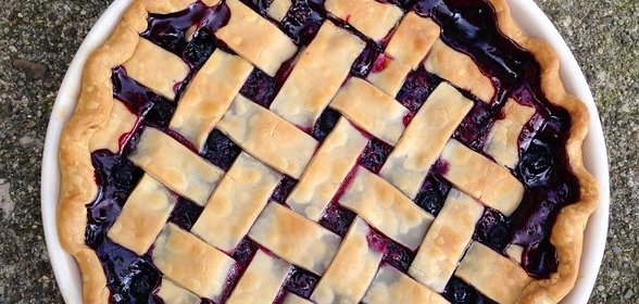 Пирог из дрожжевого теста с ягодами