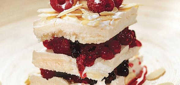 Миндальные пирожные с ягодами