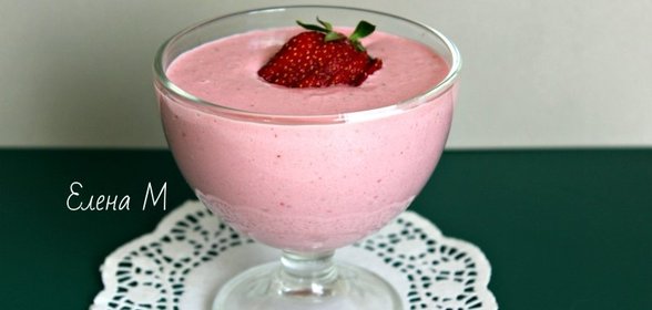 Клубничный смузи с творогом и овсяными хлопьями