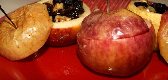 Яблоки, запеченные с изюмом и орехами