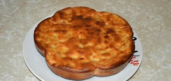 Яблочная шарлотка