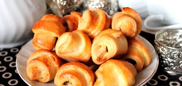Мини-рогалики с черносливом и орехами