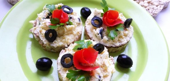 Бутерброды с домашним мягким сыром на хлебцах