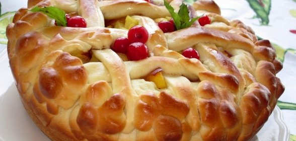 Пирог со сливами, персиками и нектаринами