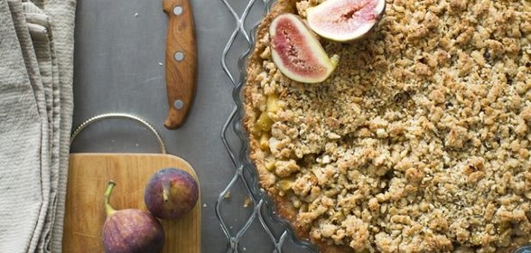 Пирог с яблоками и инжиром