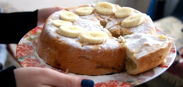 Шарлотка с бананами и вишней