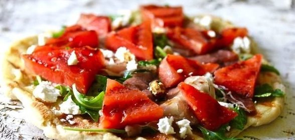 Пицца с арбузом, рукколой, сыром и прошутто