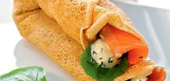 Гречневые блины с острым зеленым салатом и семгой