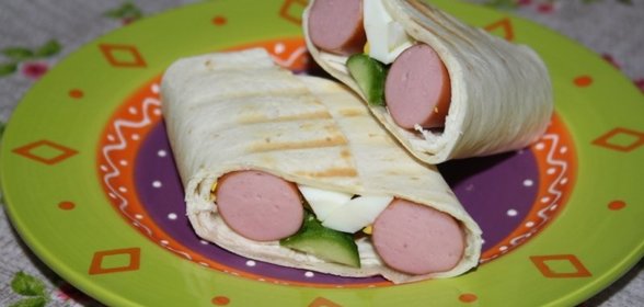 Тортильи с сосиской и яйцом (идея легкого перекуса для детей)