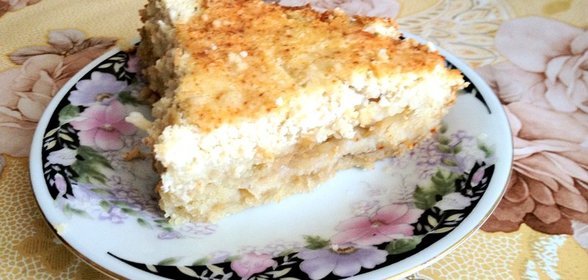 Слоеный пирог с яблоками и творогом