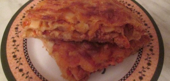 Мясной пирог с соусом бешамель