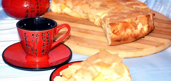Бисквитная шарлотка с яблоками