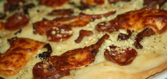 Пицца с лисичками и сыровяленой колбасой