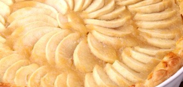 Открытый пирог с яблоками в карамели