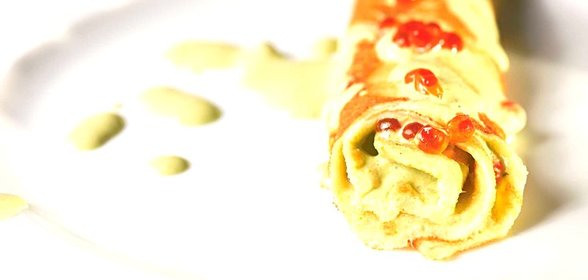 Ржаные блинчики с соусом из зеленого лука, кинзы, сметаны и красной икры