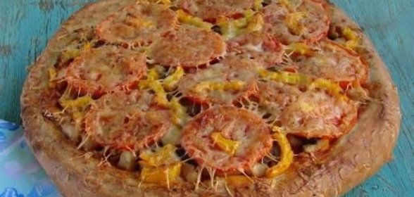Пицца с куриным филе и грибами