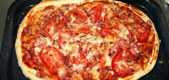 Бездрожжевая пицца с колбасными изделиями