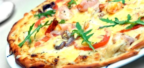 Пицца с рыбой, крабами и соусом из морской капустой