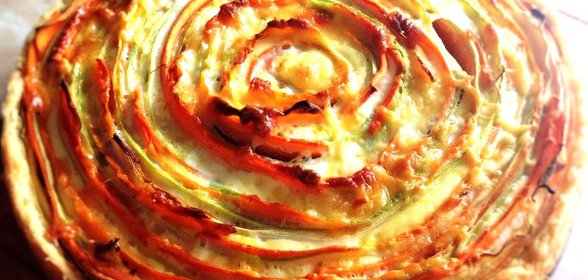 Слоеный тарт с морковью и цукини под сливочным соусом