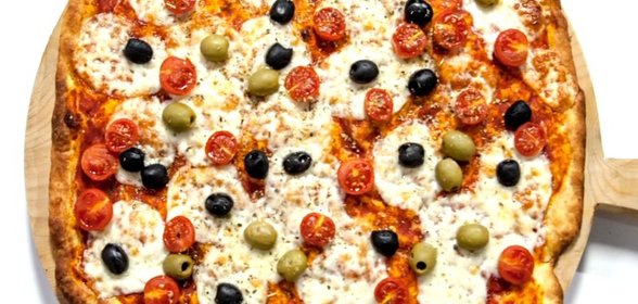 Пицца с оливками и помидорами