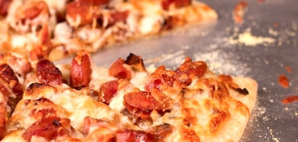 Пицца с сосисками и помидорами