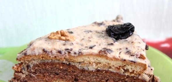 Торт с черносливом и грецкими орехами