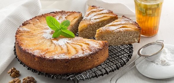 Пирог с айвой и орехами