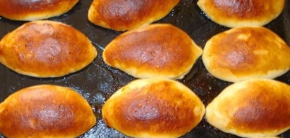 Дрожжевые пирожки с яблоками в духовке