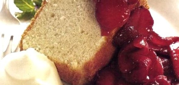 Бисквитный пирог с клубникой и взбитыми сливками