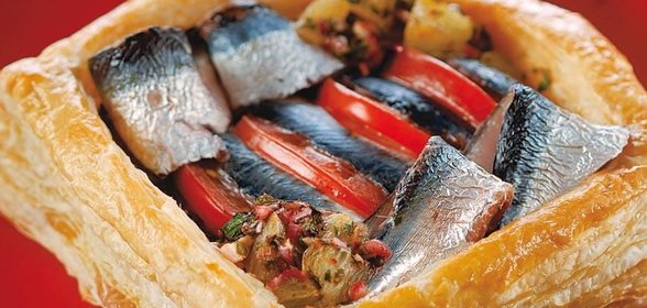 Пирог с сардинами и лимонной чермулой