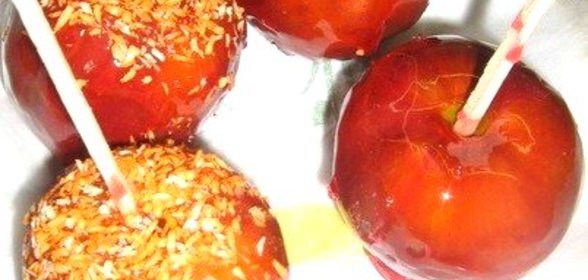 Яблоки на палочках в карамели
