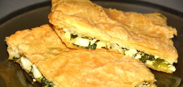Слоеный пирог с зеленым луком и яйцом
