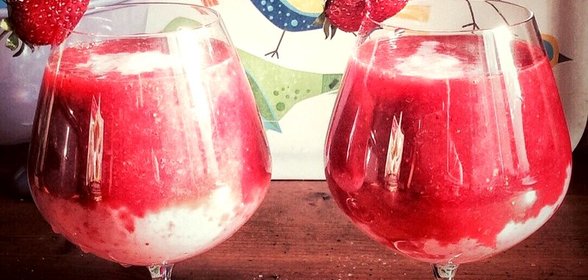 Слоеный клубничный коктейль