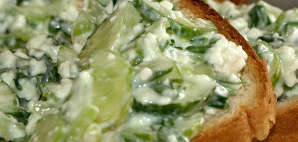 Хлебные тосты с салатом из сельдерея, огурца и творога