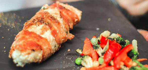 Куриный рулет с грибами и беконом